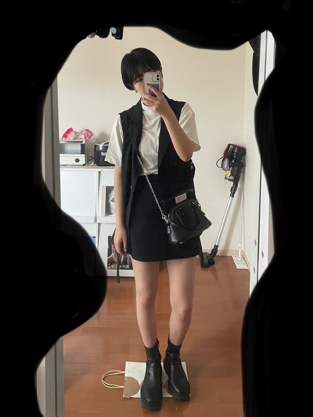 ブラック系のジャケット/アウター、ブラック系のショルダーバッグを着用したレディースの夏コーディネートの2枚目の写真