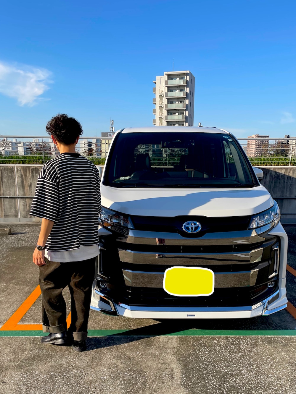 ブラック系のTシャツ/カットソー、ホワイト系のショルダーバッグ、ホワイト系のTシャツ/カットソーを着用したメンズの秋コーディネートの4枚目の写真