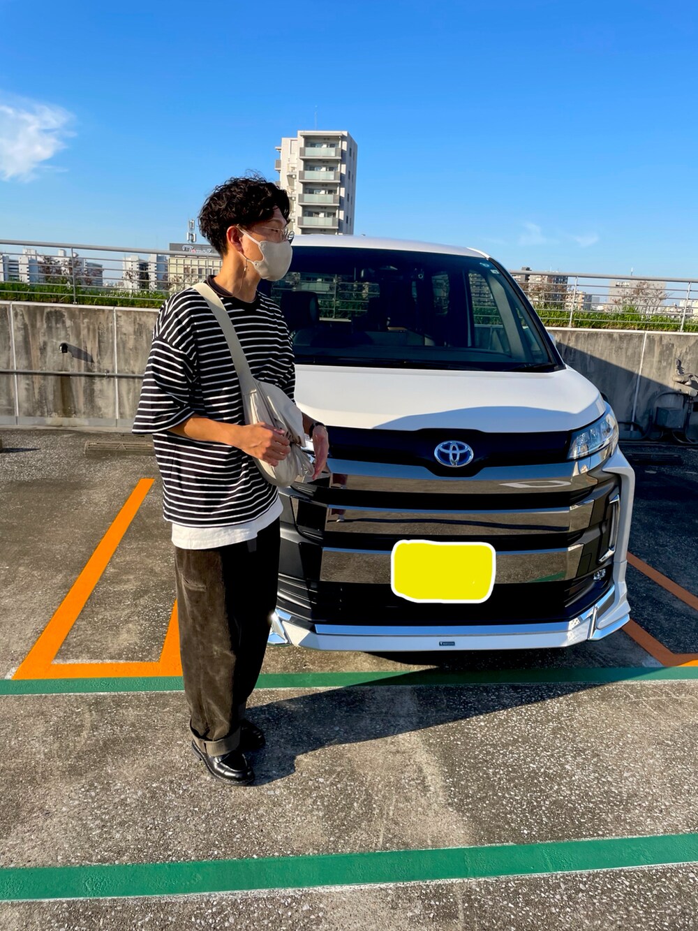 ブラック系のTシャツ/カットソー、ホワイト系のショルダーバッグ、ホワイト系のTシャツ/カットソーを着用したメンズの秋コーディネートの3枚目の写真