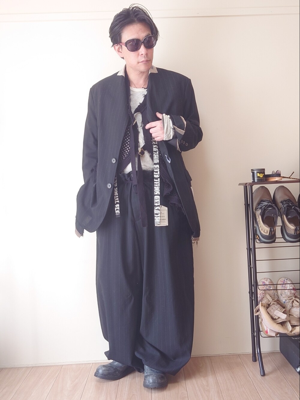 その他のブーツ、ブラック系のパンツ、ブラック系のその他トップスを着用したメンズの冬コーディネートの2枚目の写真