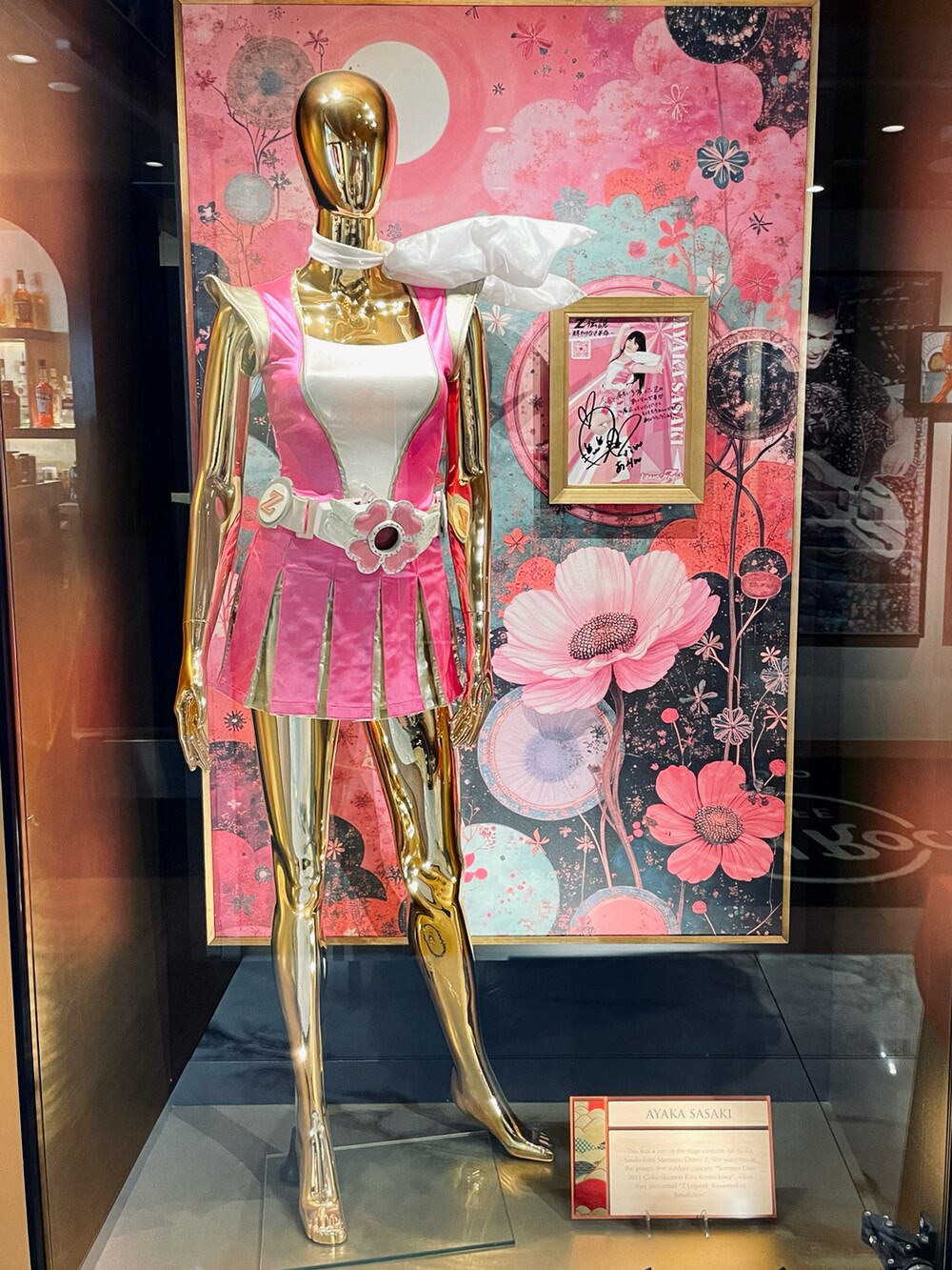 ブラック系のライダースジャケット、ブラック系のその他パンツ、ブラック系のブーツを着用したメンズの冬コーディネートの2枚目の写真