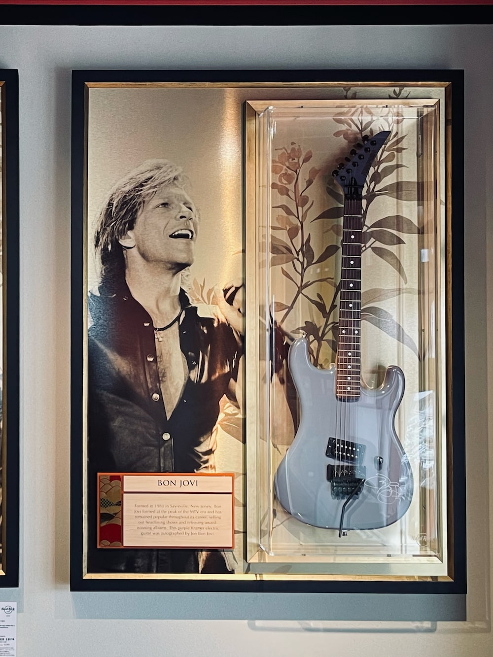 ブラック系のライダースジャケット、ブラック系のその他パンツ、ブラック系のブーツを着用したメンズの冬コーディネートの5枚目の写真