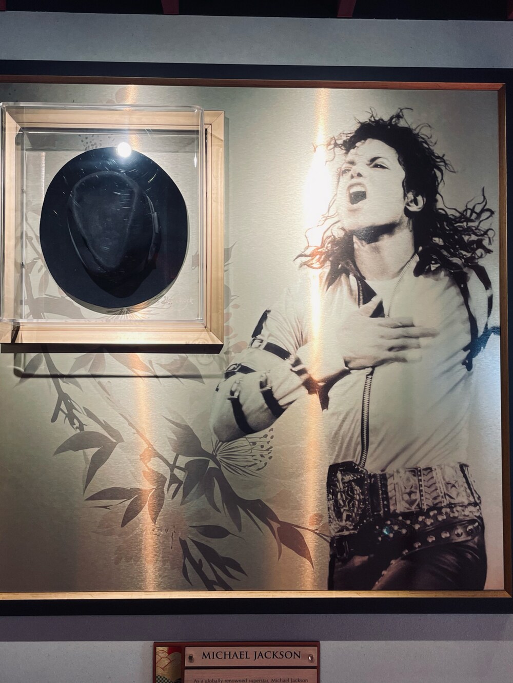 ブラック系のライダースジャケット、ブラック系のその他パンツ、ブラック系のブーツを着用したメンズの冬コーディネートの4枚目の写真