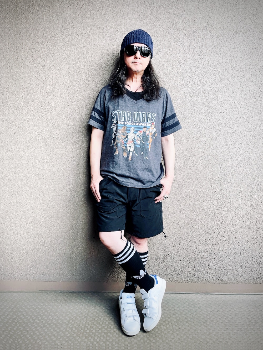 グレー系のTシャツ/カットソー、ブラック系のカーゴパンツ、ホワイト系のスニーカーを着用したメンズの秋コーディネートの5枚目の写真