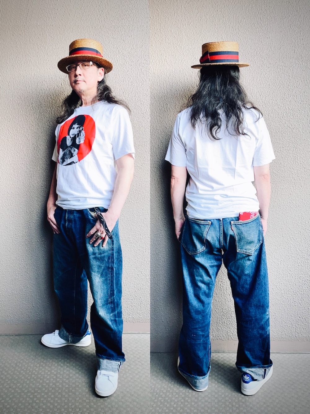 ホワイト系のTシャツ/カットソー、ブルー系のデニムパンツ、ホワイト系のスニーカーを着用したメンズの秋コーディネートの5枚目の写真