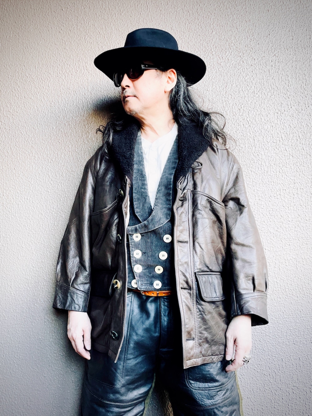 ブラウン系のその他アウター、グリーン系のその他パンツ、ブラック系のスーツベストを着用したメンズの秋コーディネートの4枚目の写真