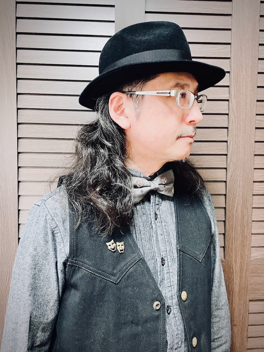 ブラック系のベスト、グレー系のスラックス、ブラウン系のドレスシューズを着用したメンズの秋コーディネートの4枚目の写真