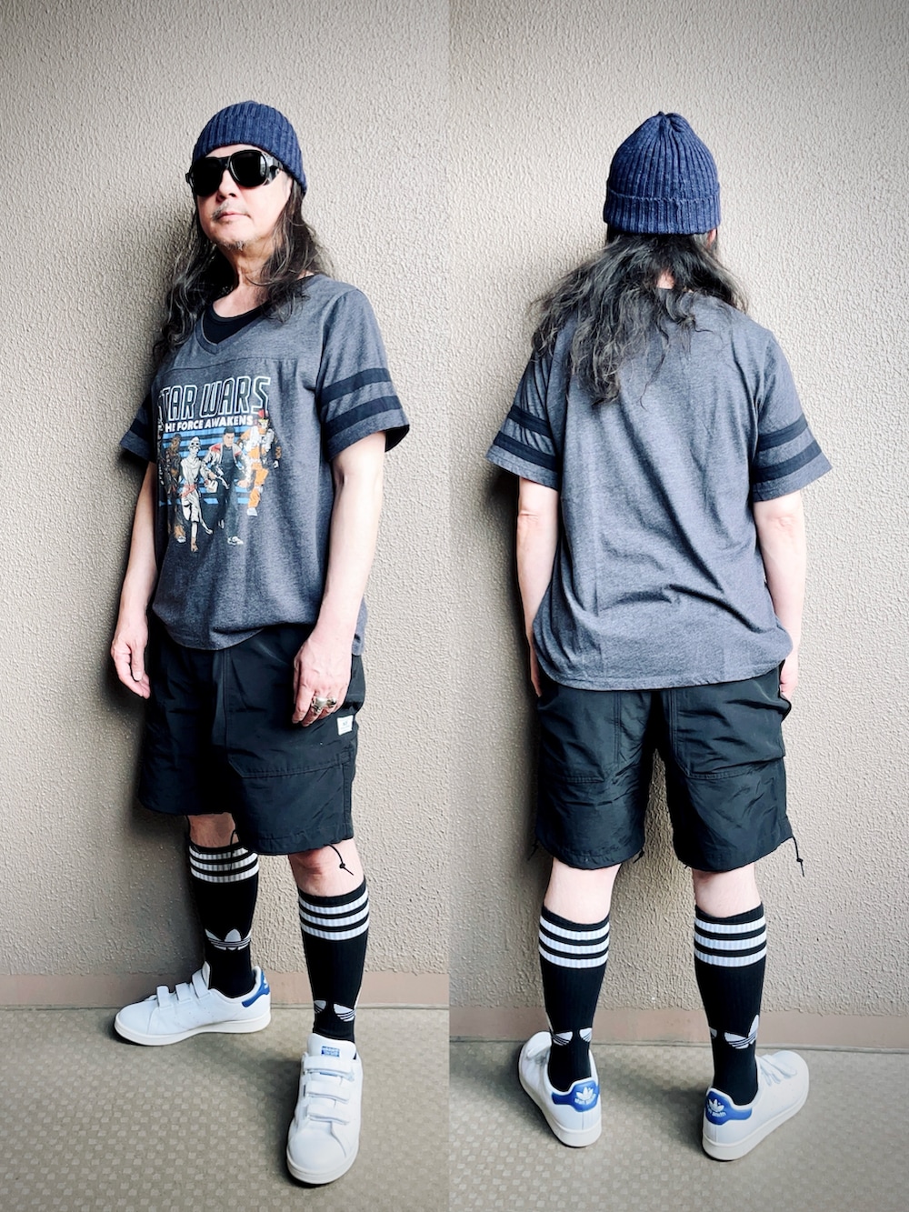 グレー系のTシャツ/カットソー、ブラック系のカーゴパンツ、ホワイト系のスニーカーを着用したメンズの秋コーディネートの4枚目の写真