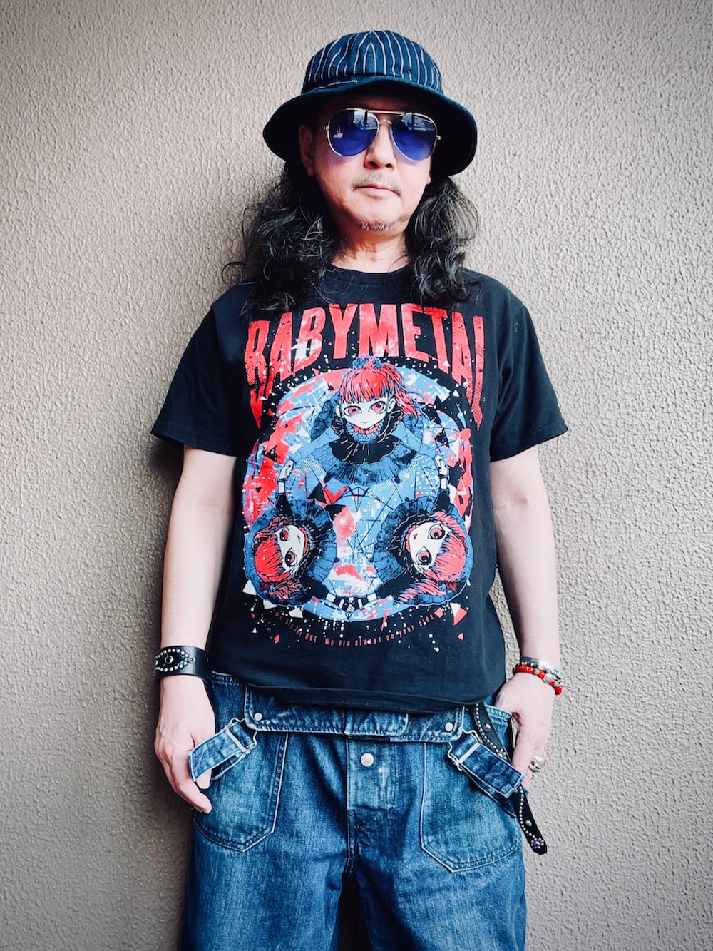 ブラック系のTシャツ/カットソー、ブルー系のサロペット/オーバーオール、レッド系のスニーカーを着用したメンズの夏コーディネートの3枚目の写真