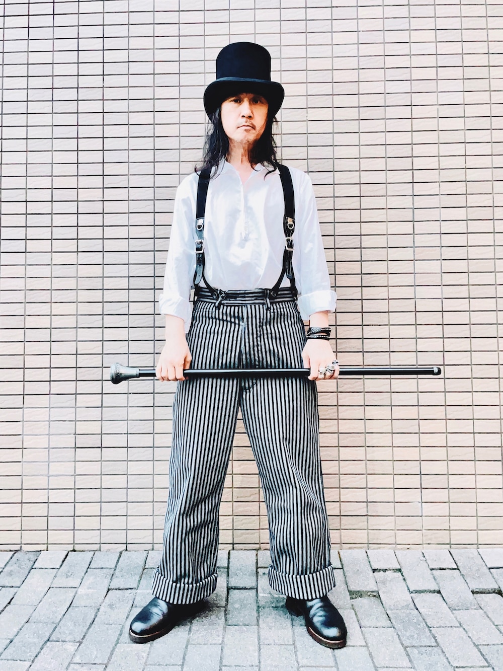 ホワイト系のシャツ/ブラウス、グレー系のチノパンツ、ブラック系のブーツを着用したメンズの夏コーディネートの2枚目の写真