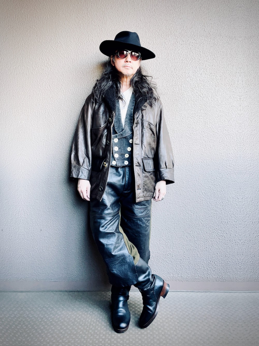 ブラウン系のその他アウター、グリーン系のその他パンツ、ブラック系のスーツベストを着用したメンズの秋コーディネートの2枚目の写真