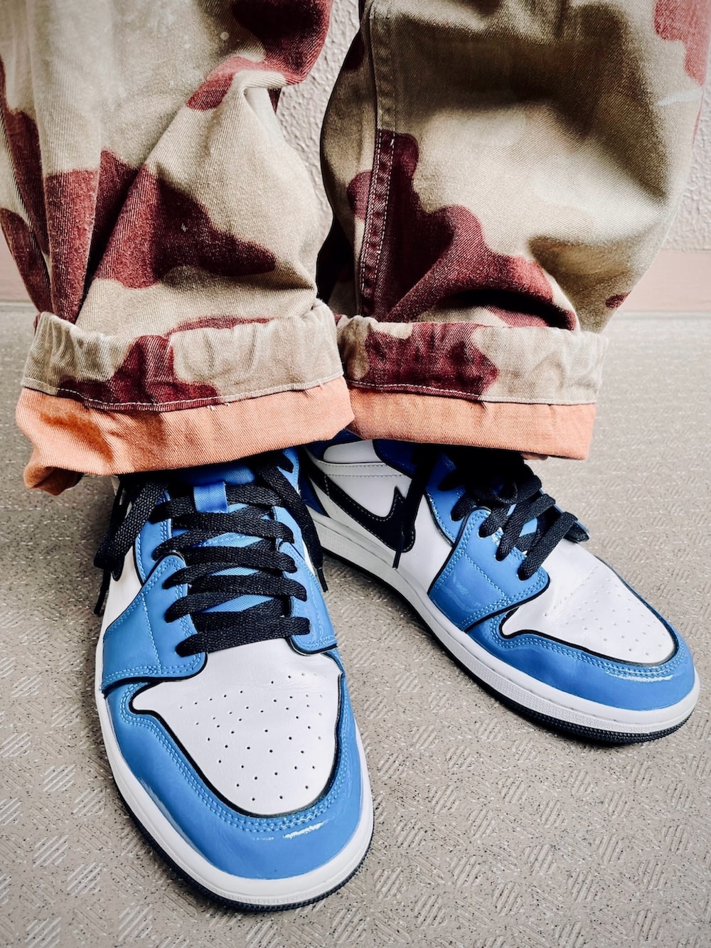 ブラウン系のつなぎ/オールインワン、ブルー系のスニーカー、ブルー系のTシャツ/カットソーを着用したメンズの夏コーディネートの5枚目の写真