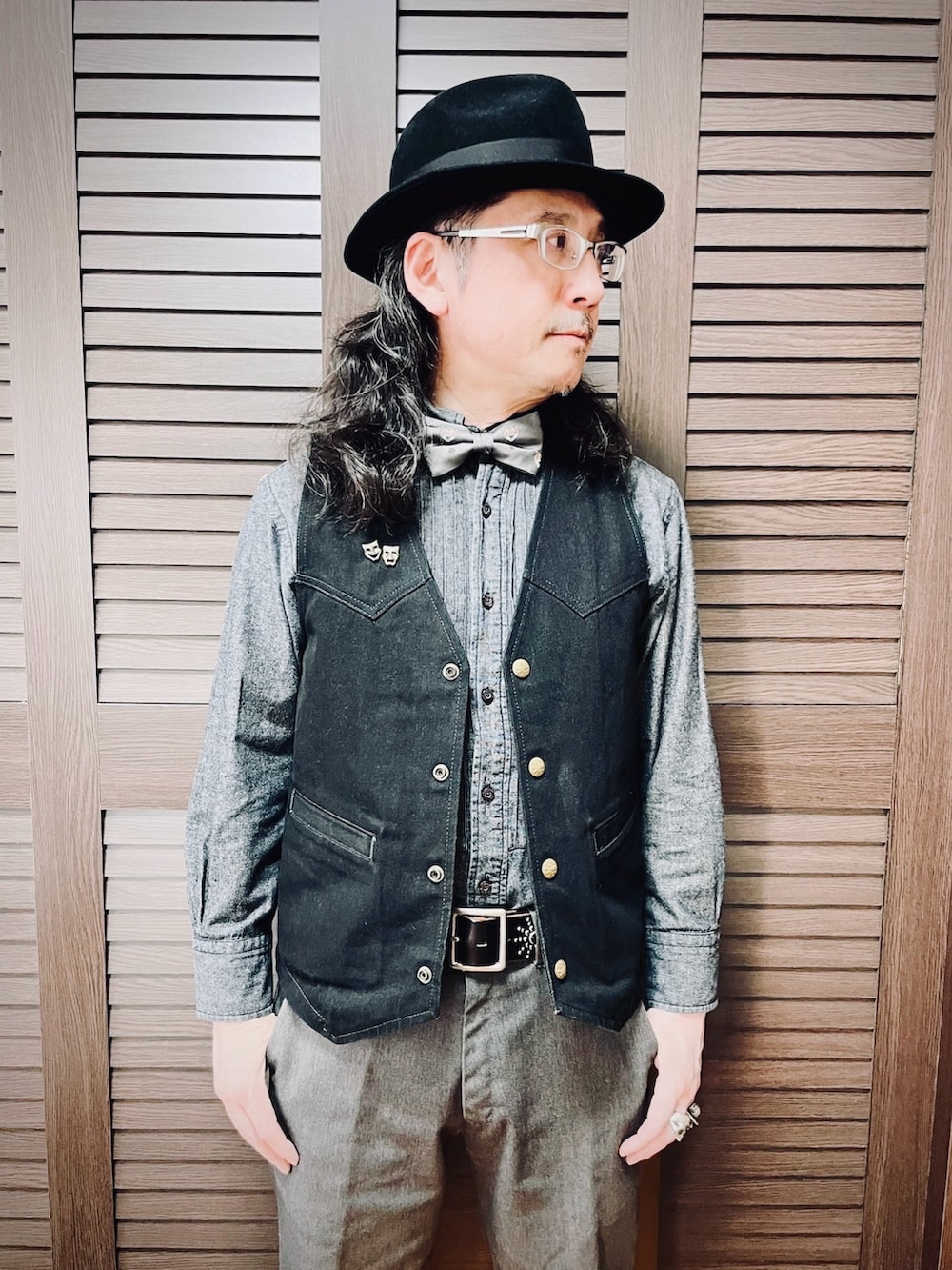 ブラック系のベスト、グレー系のスラックス、ブラウン系のドレスシューズを着用したメンズの秋コーディネートの3枚目の写真