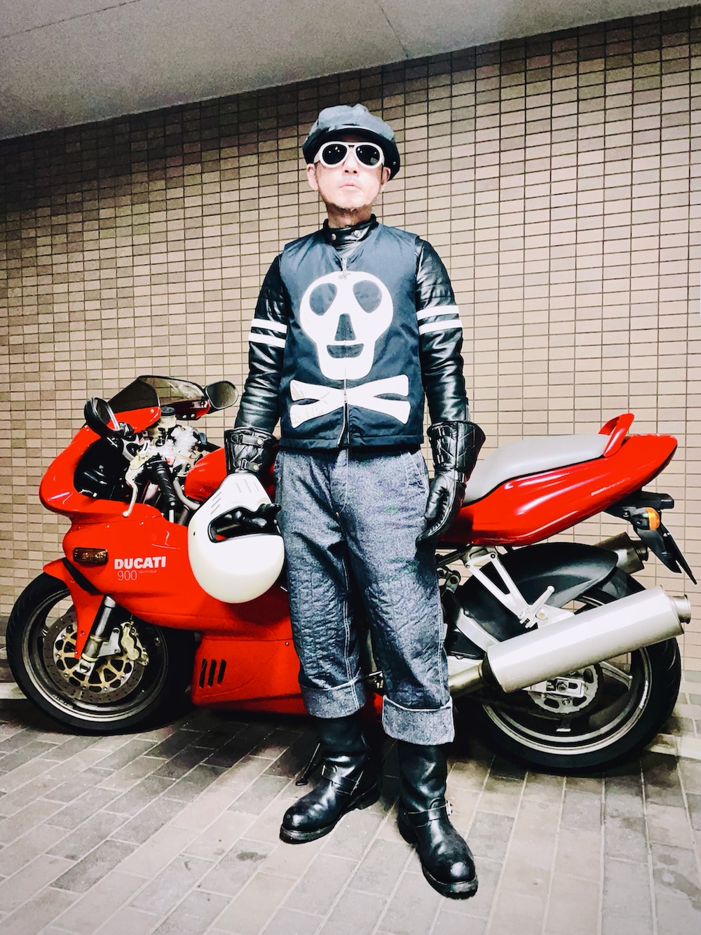 ブラック系のライダースジャケット、ブラック系のダウンベスト、グレー系のチノパンツを着用したメンズの冬コーディネートの4枚目の写真