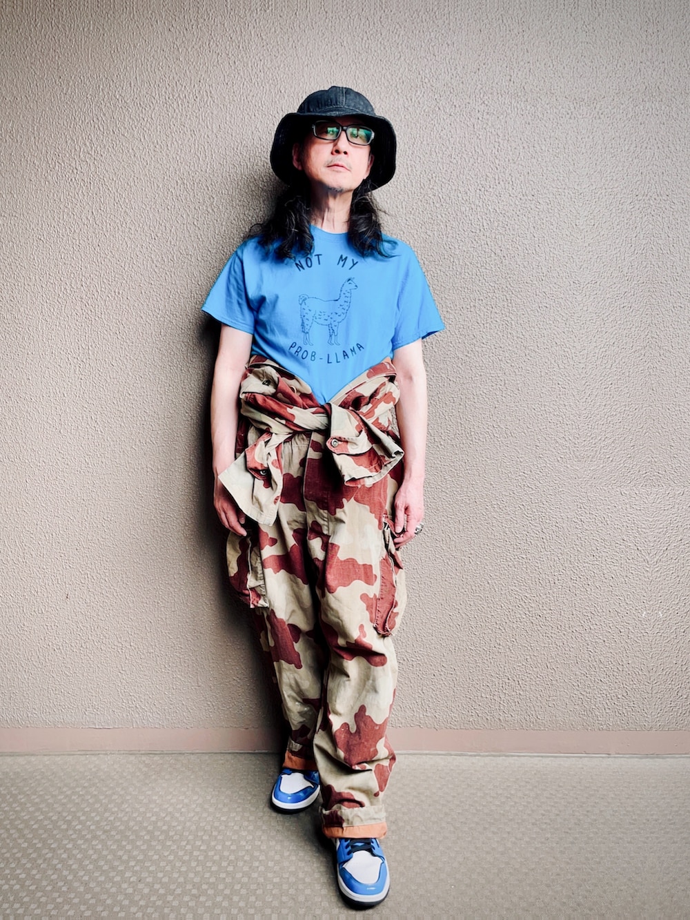 ブラウン系のつなぎ/オールインワン、ブルー系のスニーカー、ブルー系のTシャツ/カットソーを着用したメンズの夏コーディネートの3枚目の写真