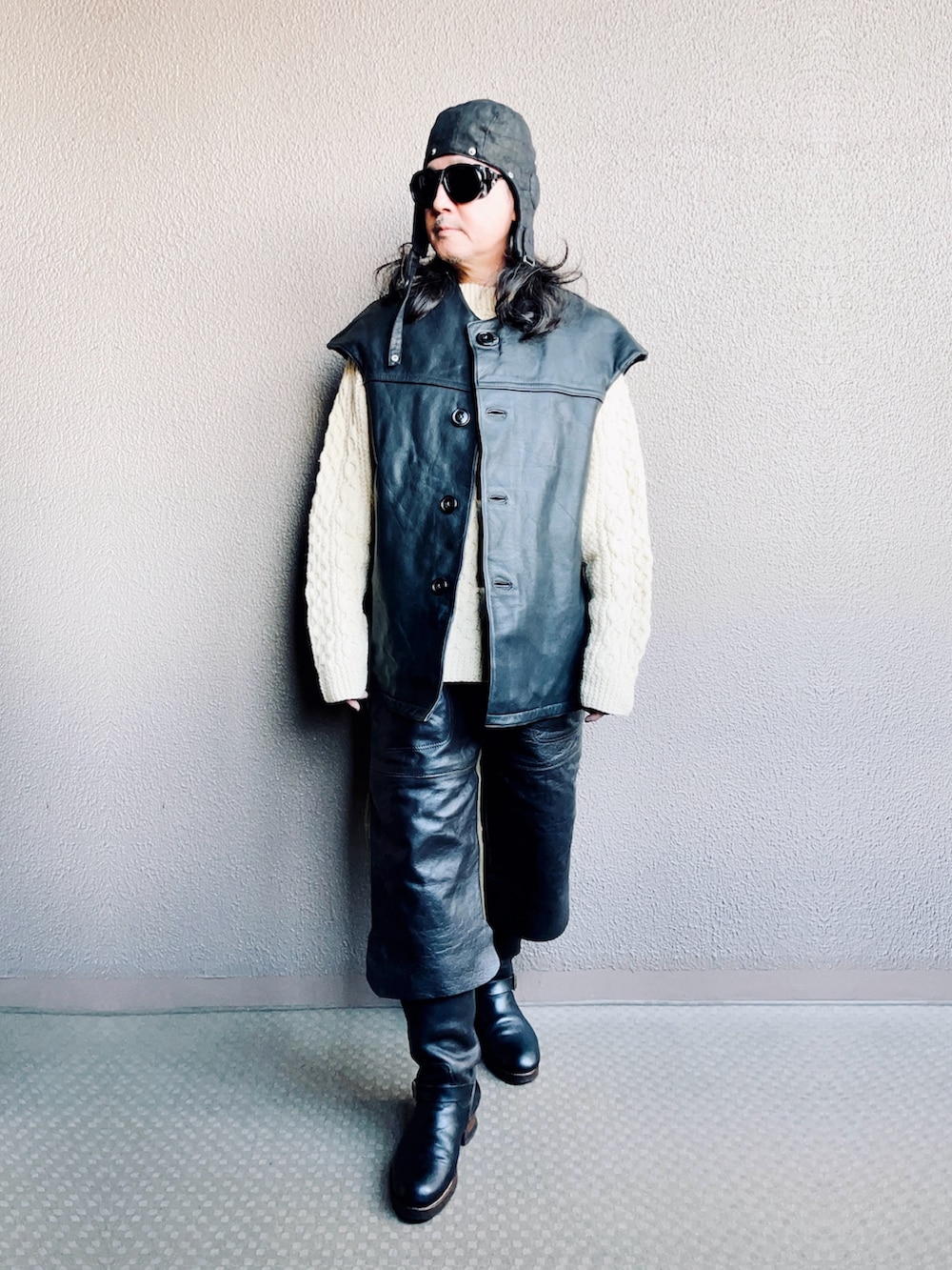 ホワイト系のニット/セーター、ブラック系のミリタリージャケット、グリーン系のチノパンツを着用したメンズの秋コーディネートの5枚目の写真