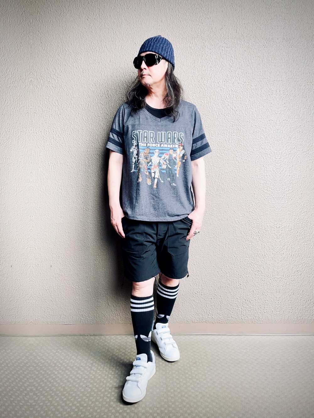 グレー系のTシャツ/カットソー、ブラック系のカーゴパンツ、ホワイト系のスニーカーを着用したメンズの秋コーディネートの2枚目の写真