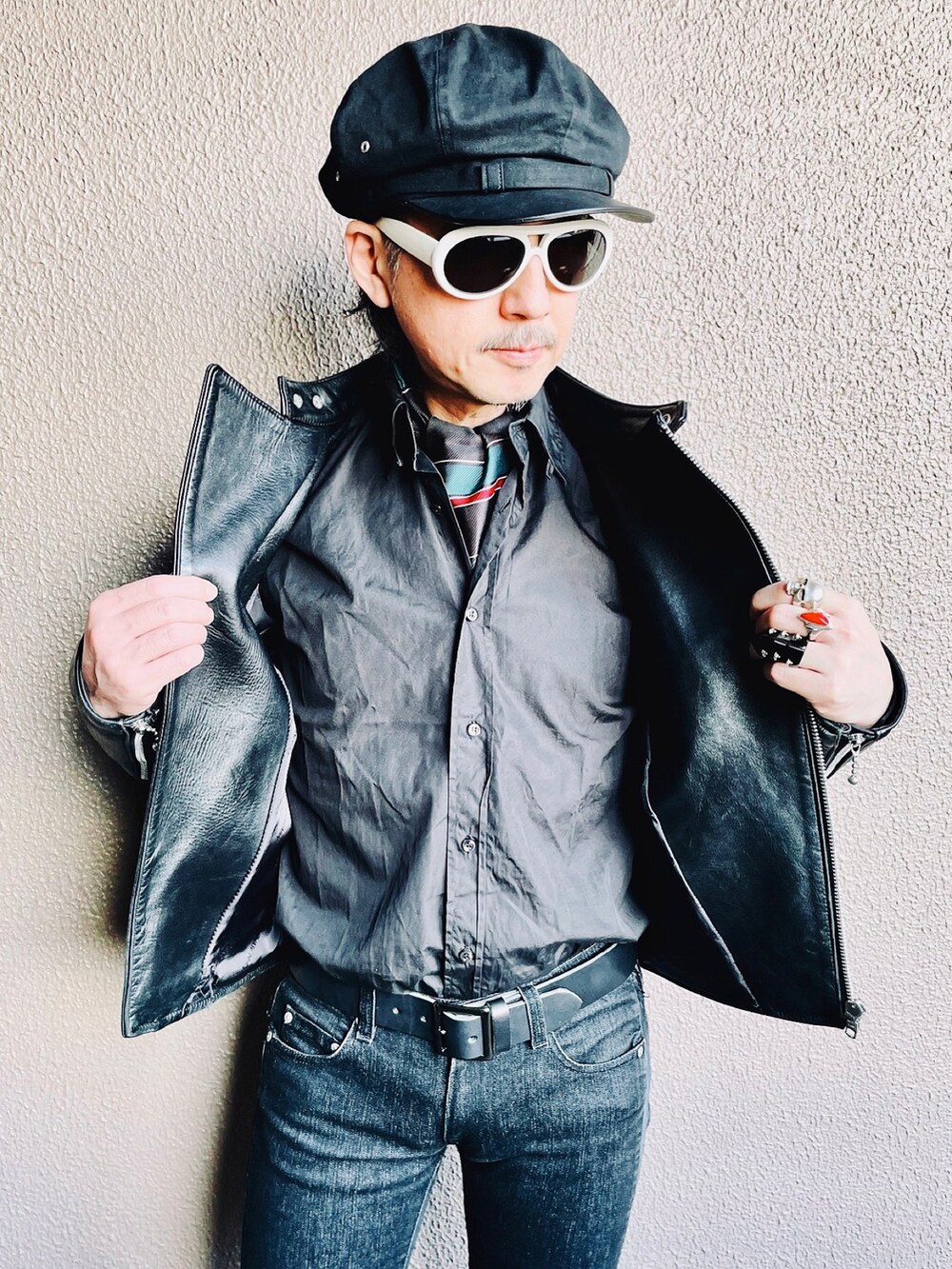 ブラック系のライダースジャケット、ブラック系のシャツ/ブラウス、ブラック系のデニムパンツを着用したメンズの秋コーディネートの5枚目の写真