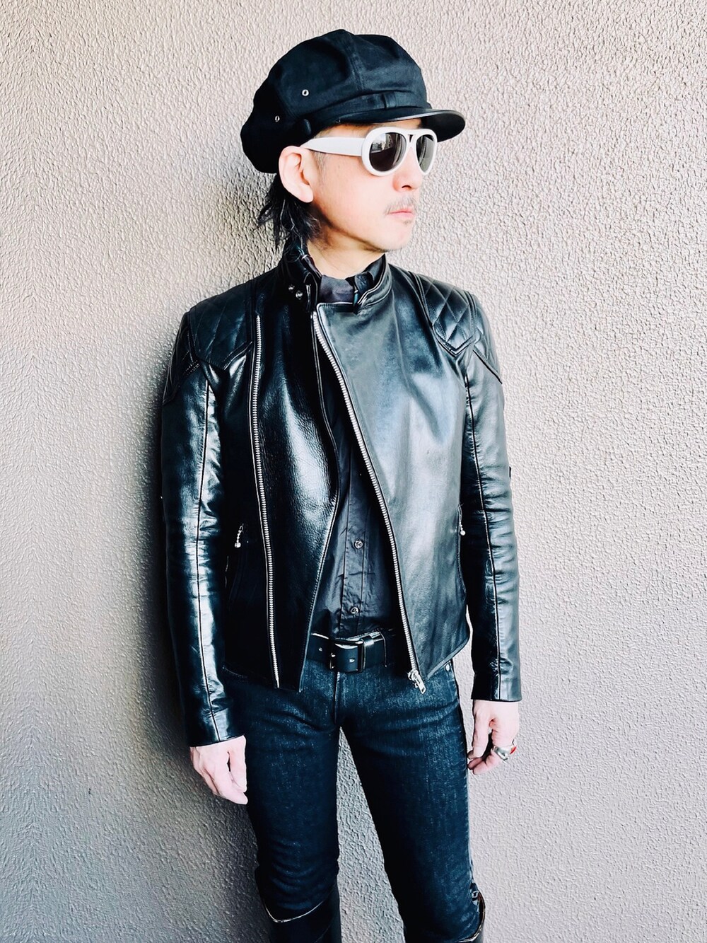 ブラック系のライダースジャケット、ブラック系のシャツ/ブラウス、ブラック系のデニムパンツを着用したメンズの秋コーディネートの3枚目の写真