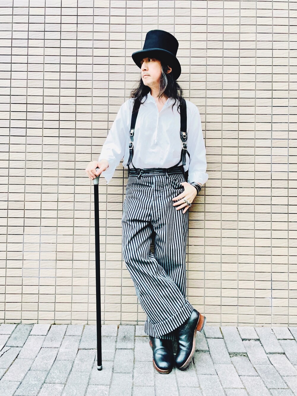 ホワイト系のシャツ/ブラウス、グレー系のチノパンツ、ブラック系のブーツを着用したメンズの夏コーディネートの4枚目の写真