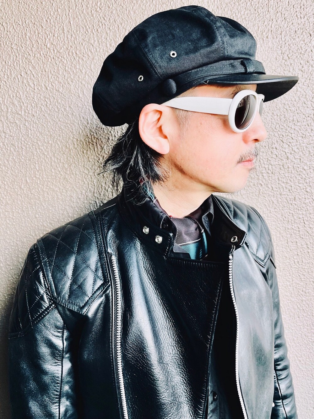 ブラック系のライダースジャケット、ブラック系のシャツ/ブラウス、ブラック系のデニムパンツを着用したメンズの秋コーディネートの4枚目の写真