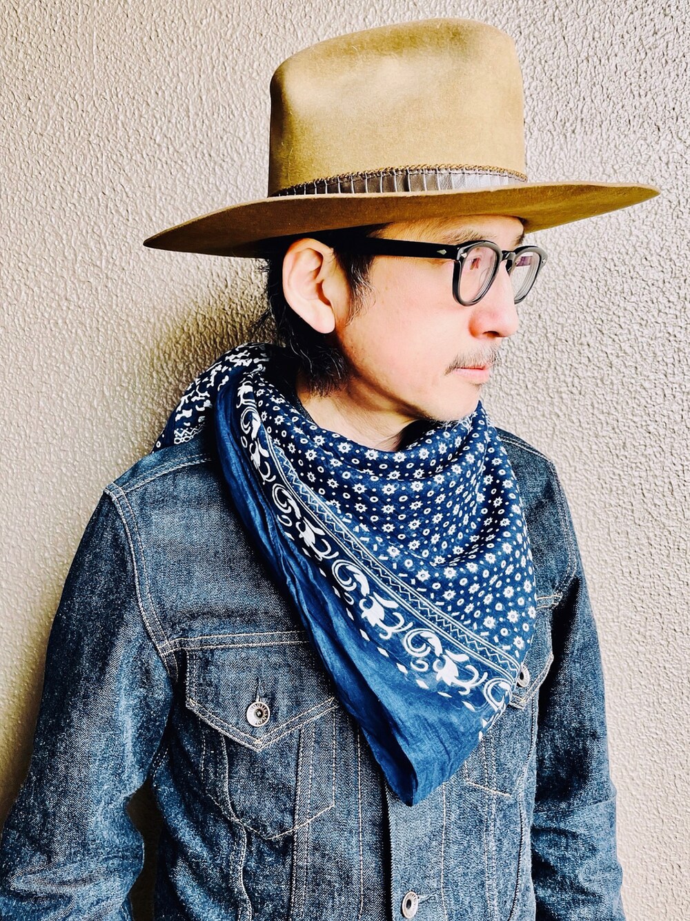 ブルー系のデニムジャケット、ブルー系のデニムパンツ、ブラウン系のブーツを着用したメンズの秋コーディネートの5枚目の写真