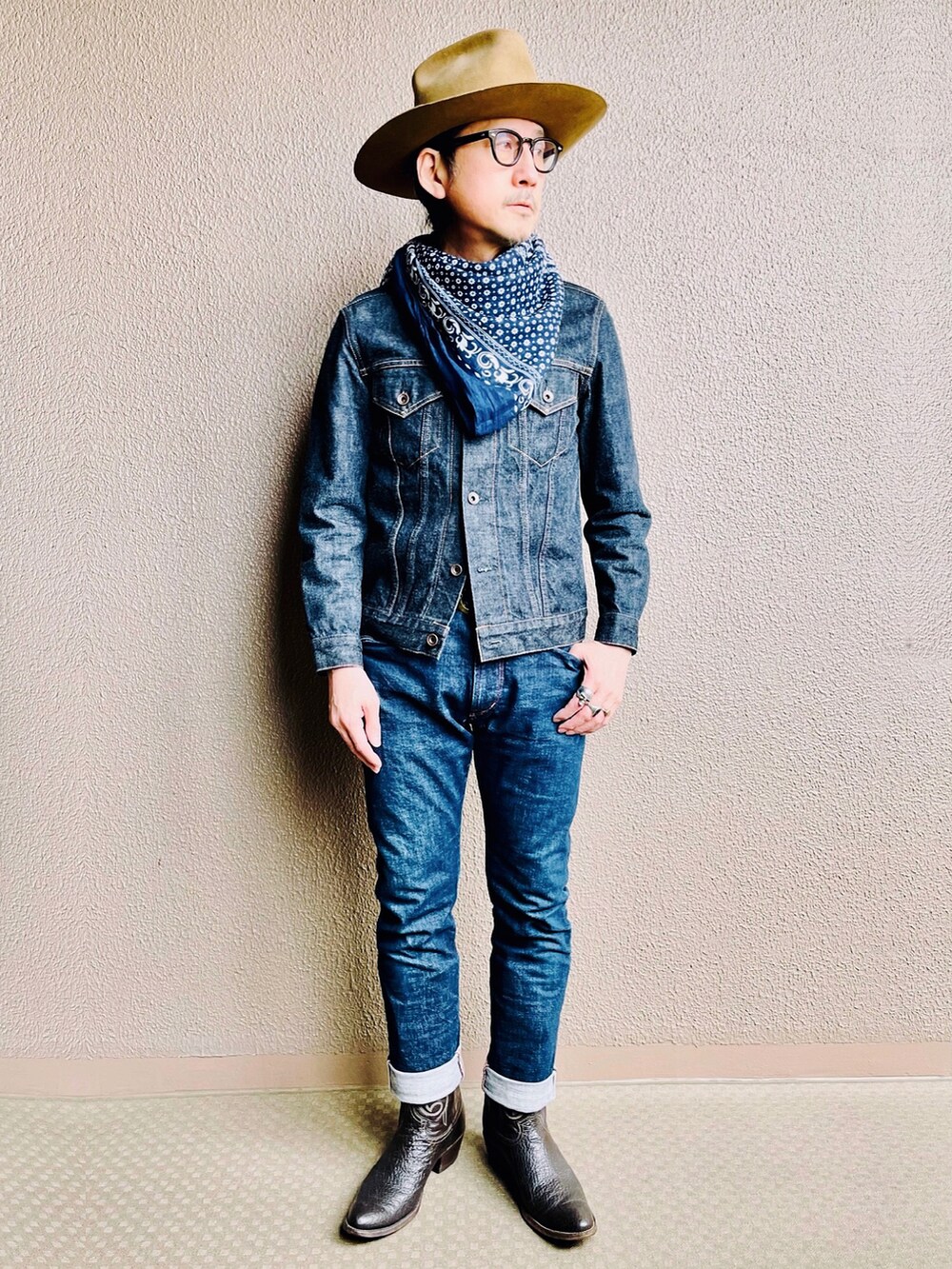 ブルー系のデニムジャケット、ブルー系のデニムパンツ、ブラウン系のブーツを着用したメンズの秋コーディネートの3枚目の写真