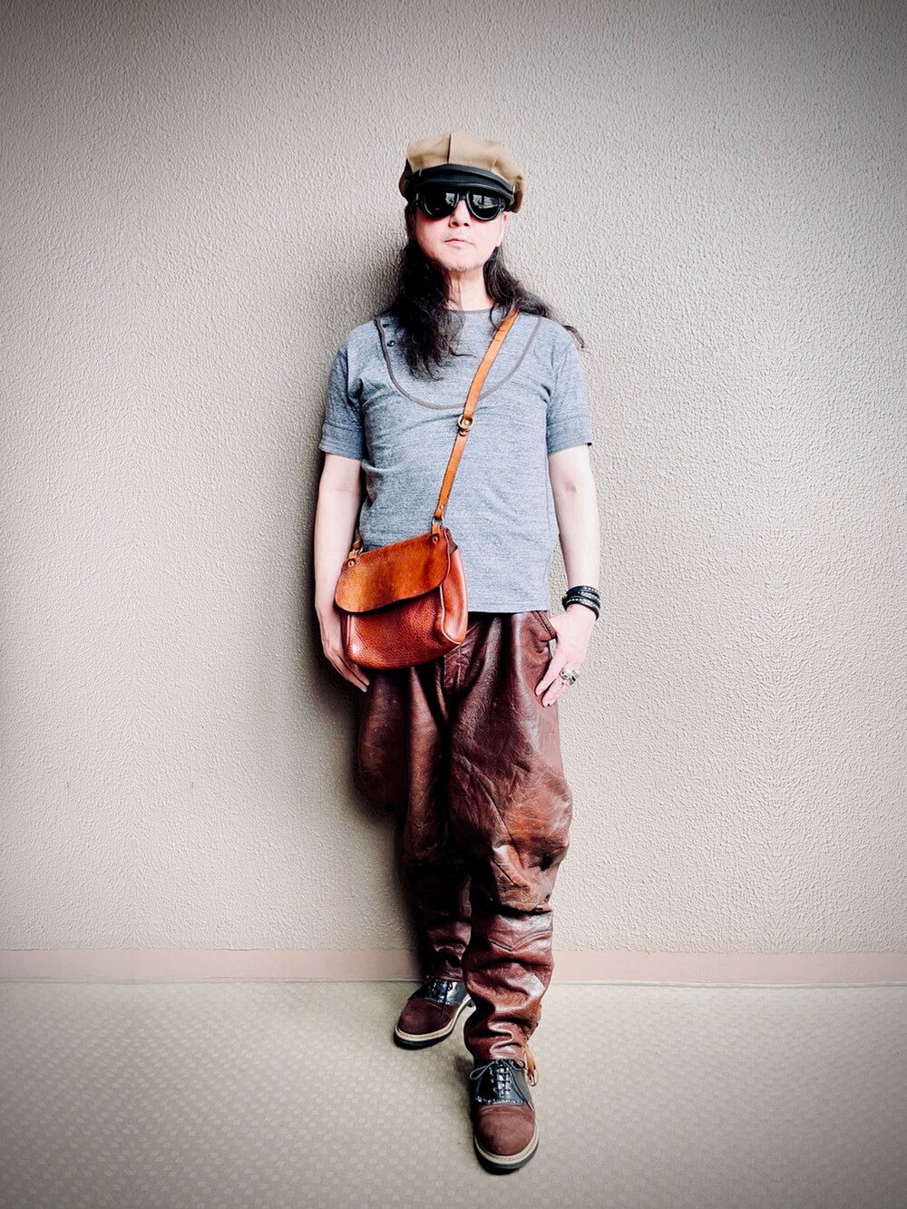 グレー系のTシャツ/カットソー、ブラウン系のその他パンツ、ブラウン系のショルダーバッグを着用したメンズの夏コーディネートの2枚目の写真