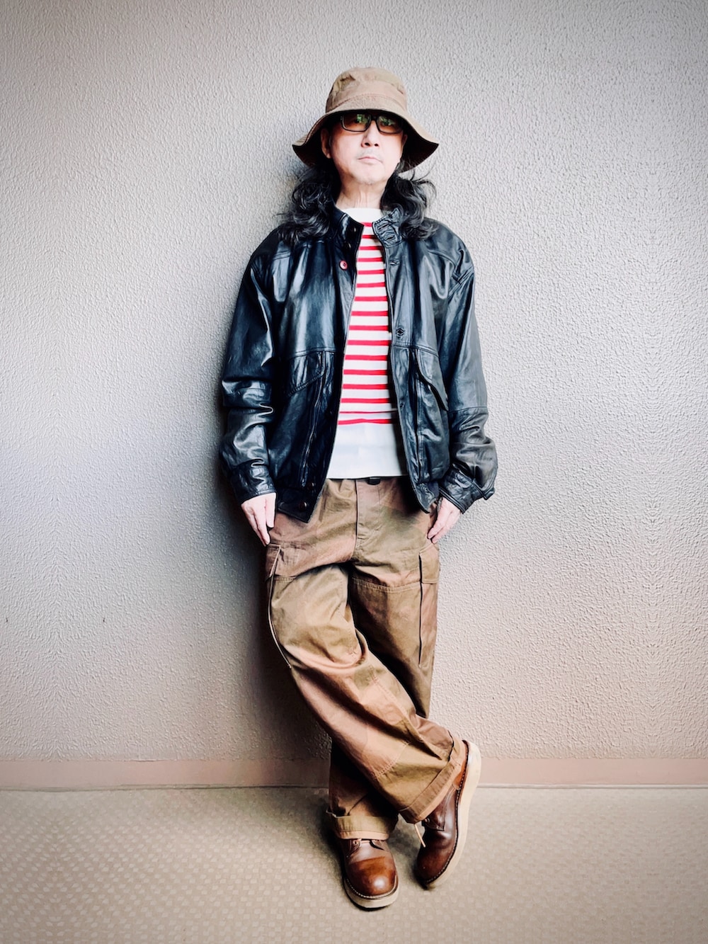 ベージュジャケットとカーゴパンツセット カーゴパンツ（ベージュ系）を使った「フライトジャケット」の人気