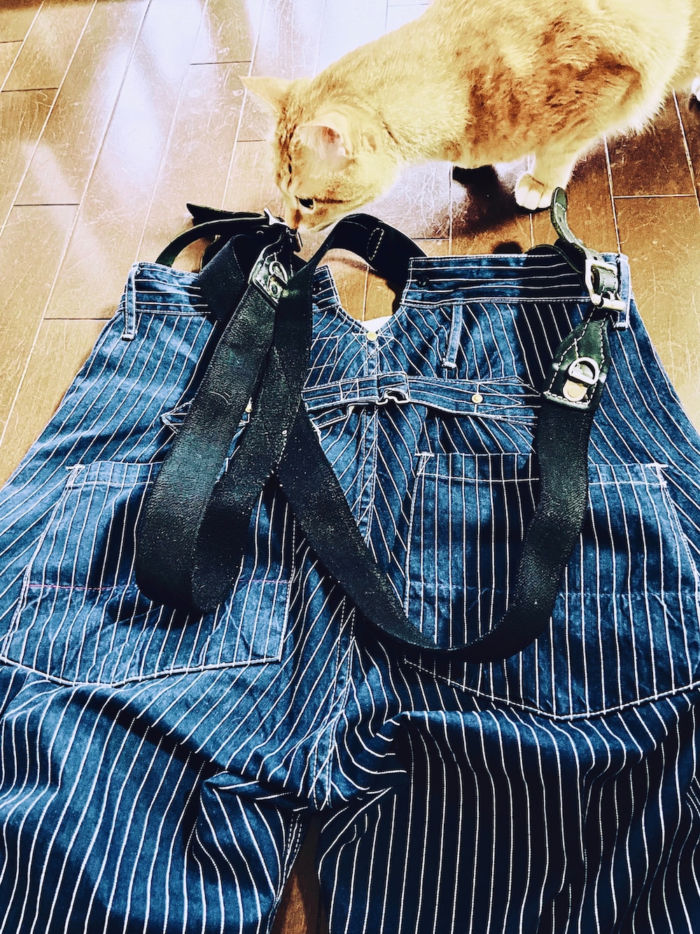 レッド系のシャツ/ブラウス、ブルー系のデニムパンツ、ブラック系のブーツを着用したメンズの夏コーディネートの5枚目の写真