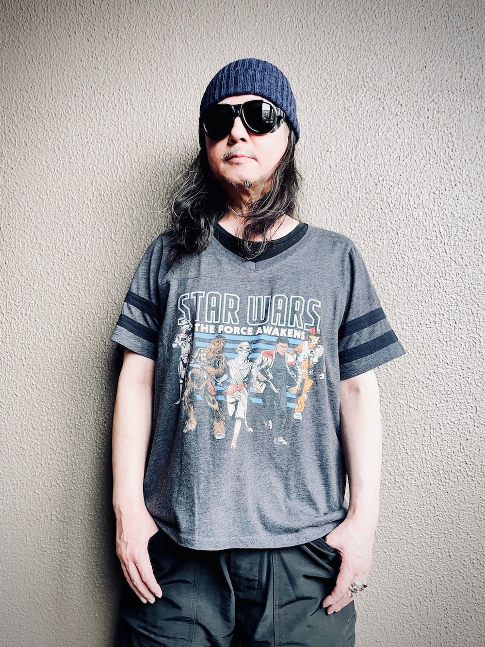 グレー系のTシャツ/カットソー、ブラック系のカーゴパンツ、ホワイト系のスニーカーを着用したメンズの秋コーディネートの3枚目の写真