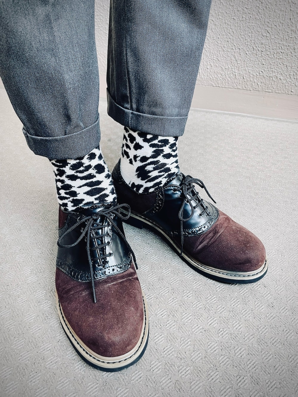 ブラック系のベスト、グレー系のスラックス、ブラウン系のドレスシューズを着用したメンズの秋コーディネートの5枚目の写真