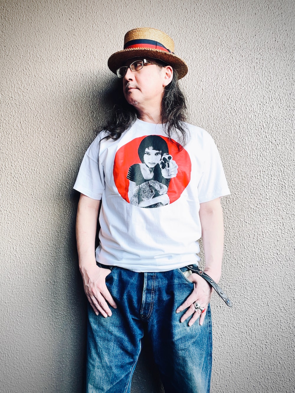 ホワイト系のTシャツ/カットソー、ブルー系のデニムパンツ、ホワイト系のスニーカーを着用したメンズの秋コーディネートの2枚目の写真