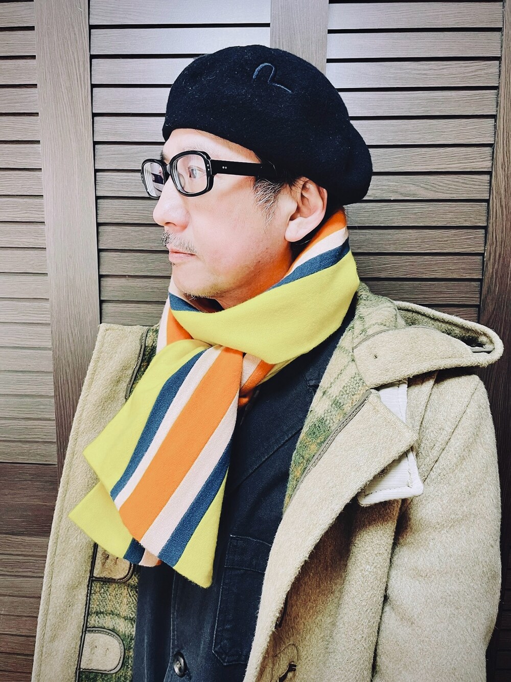 ベージュ系のダッフルコート、ブルー系のチェスターコート、ホワイト系のデニムパンツを着用したメンズの冬コーディネートの4枚目の写真