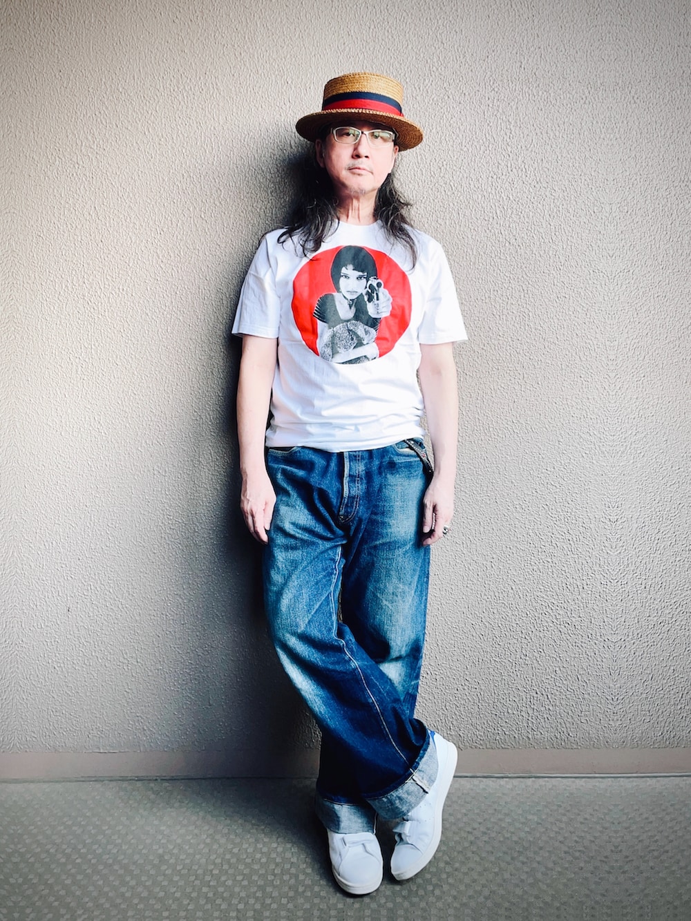ホワイト系のTシャツ/カットソー、ブルー系のデニムパンツ、ホワイト系のスニーカーを着用したメンズの秋コーディネートの4枚目の写真
