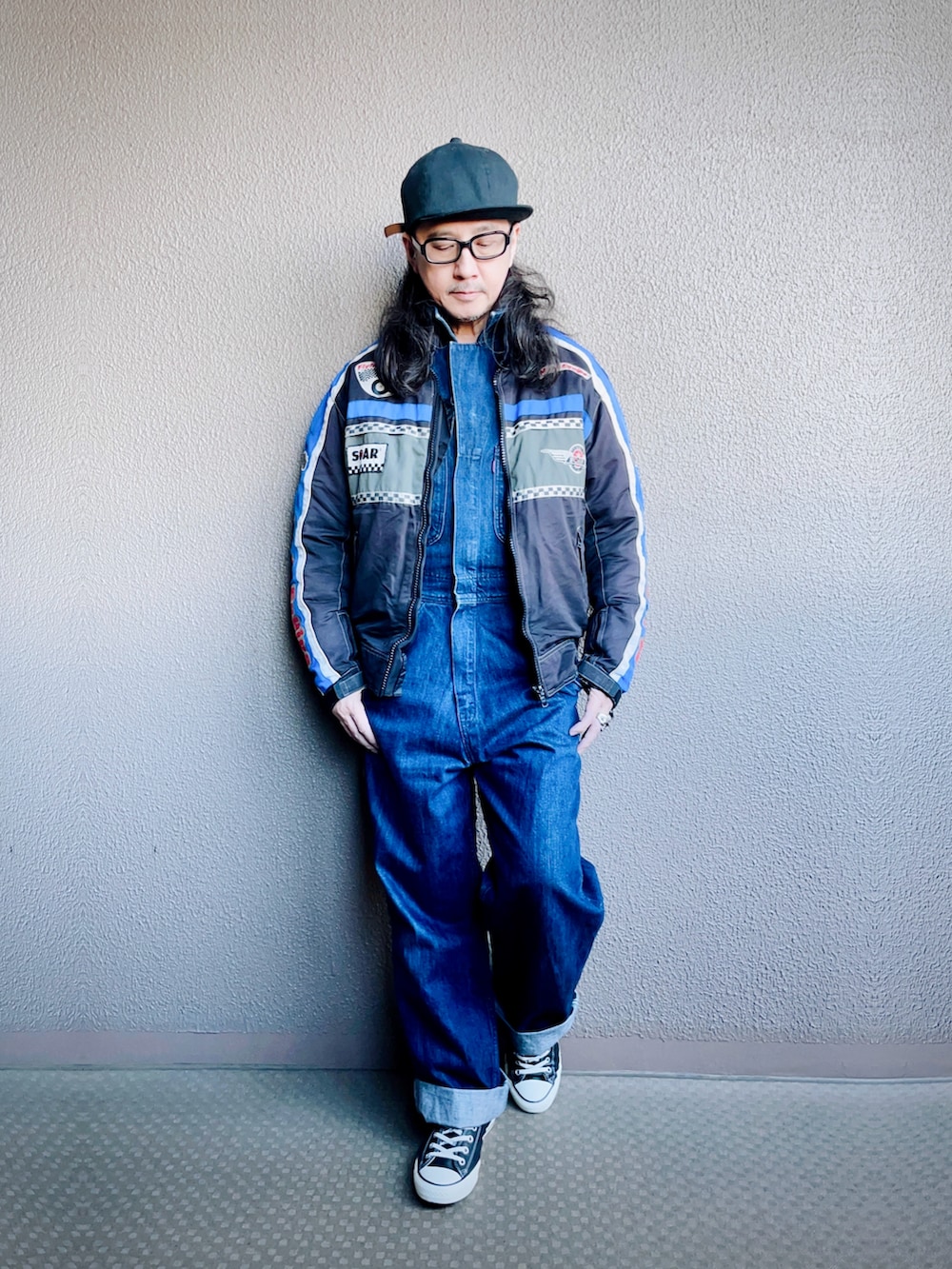 「レーシングジャケット、ライダースジャケット、ナイロンジャケット、デニム、デニムパンツ、デニムジャケット、つなぎ、オールインワン、ワントーンコーデ、アメカジ、スポーツミックス、古着MIX、キャップ、メガネ男子、スニーカー」｜「VINTAGEのレーシングジャケット（ナイロンジャケット、ブルー系）」を使った、YasushiImanishiさん（メンズ・168cm）の冬コーディネートの5枚目の写真
