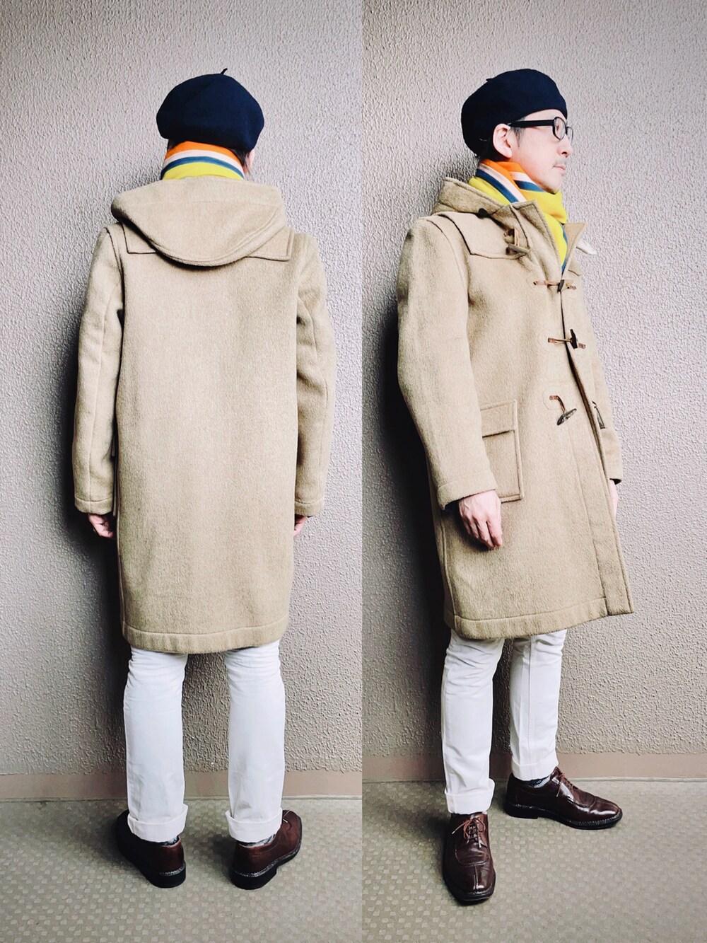 ベージュ系のダッフルコート、ブルー系のチェスターコート、ホワイト系のデニムパンツを着用したメンズの冬コーディネートの3枚目の写真