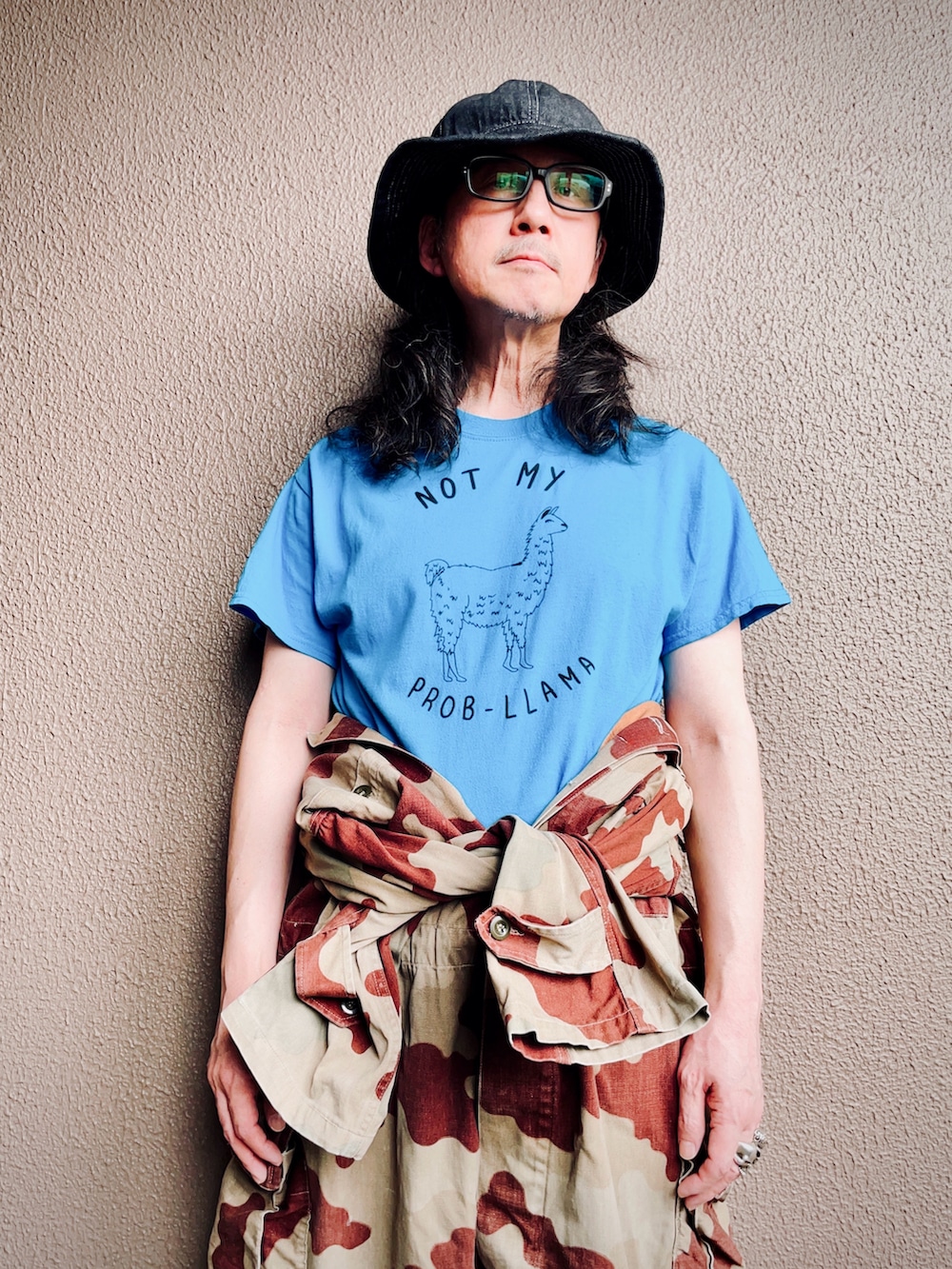 ブラウン系のつなぎ/オールインワン、ブルー系のスニーカー、ブルー系のTシャツ/カットソーを着用したメンズの夏コーディネートの2枚目の写真