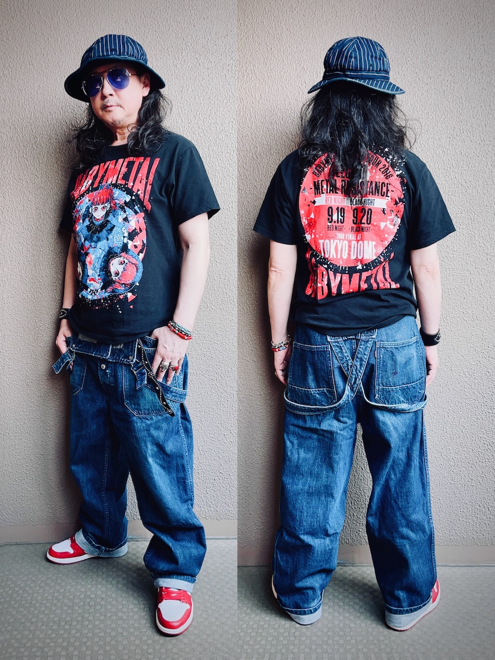 ブラック系のTシャツ/カットソー、ブルー系のサロペット/オーバーオール、レッド系のスニーカーを着用したメンズの夏コーディネートの4枚目の写真