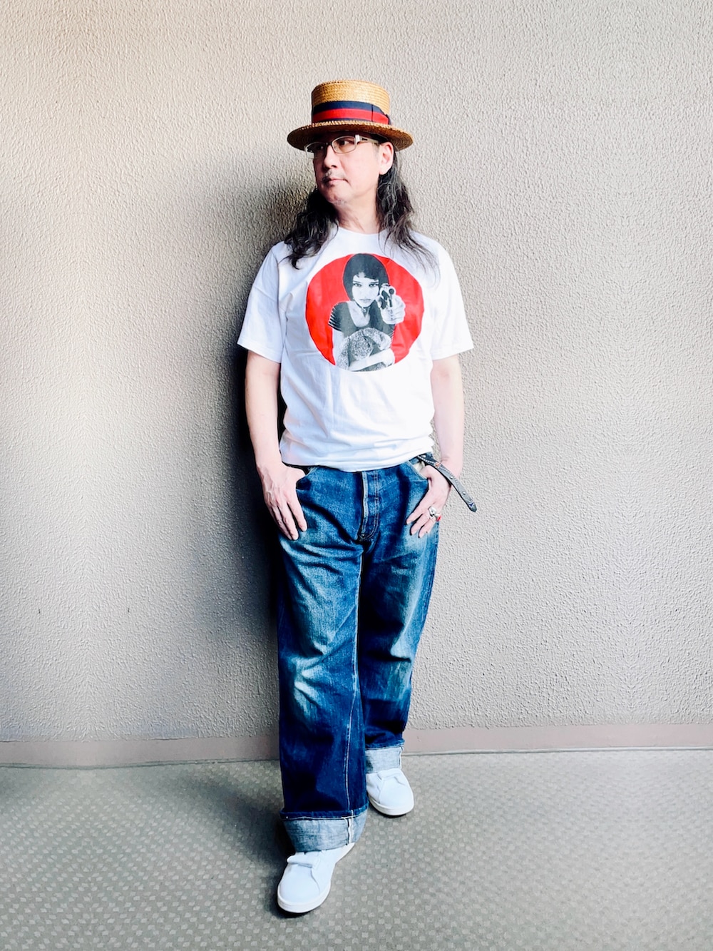 ホワイト系のTシャツ/カットソー、ブルー系のデニムパンツ、ホワイト系のスニーカーを着用したメンズの秋コーディネートの3枚目の写真