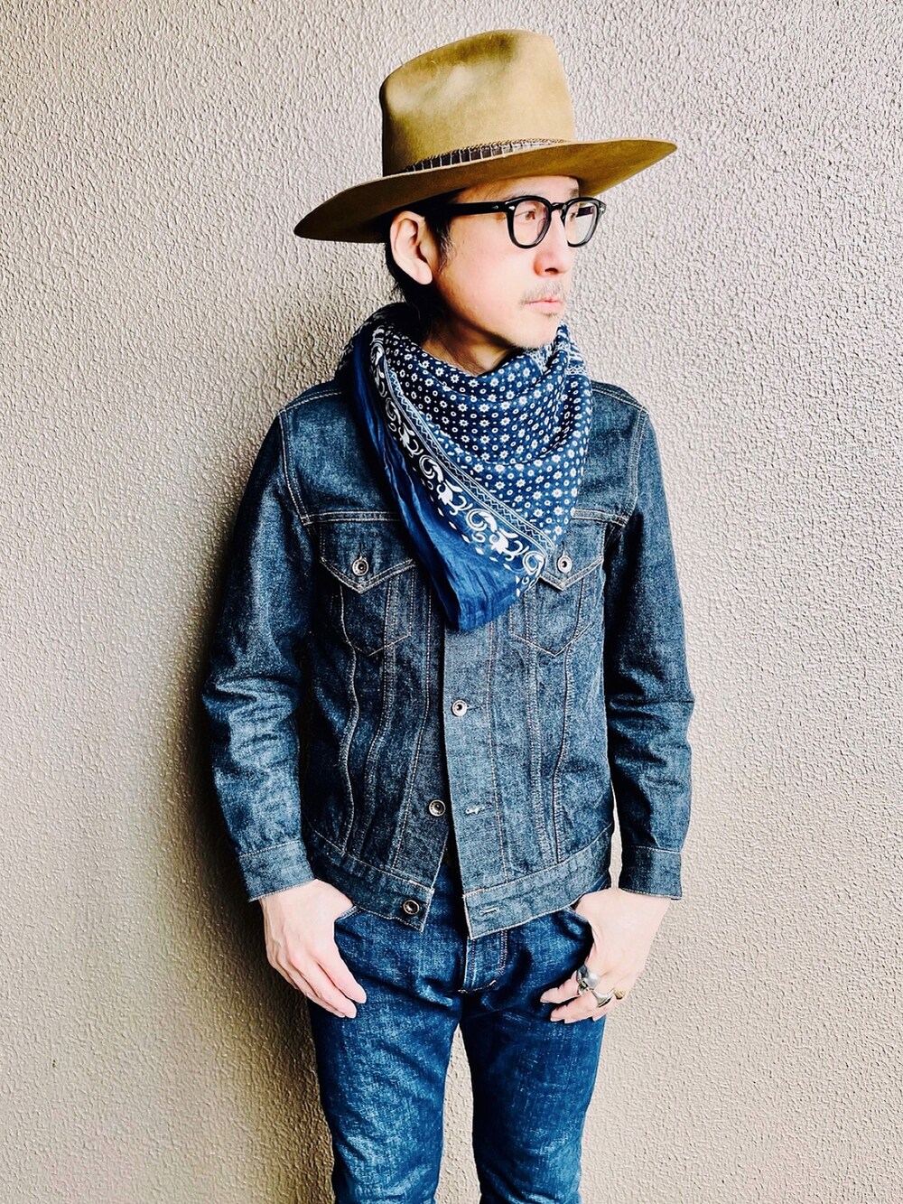 ブルー系のデニムジャケット、ブルー系のデニムパンツ、ブラウン系のブーツを着用したメンズの秋コーディネートの2枚目の写真