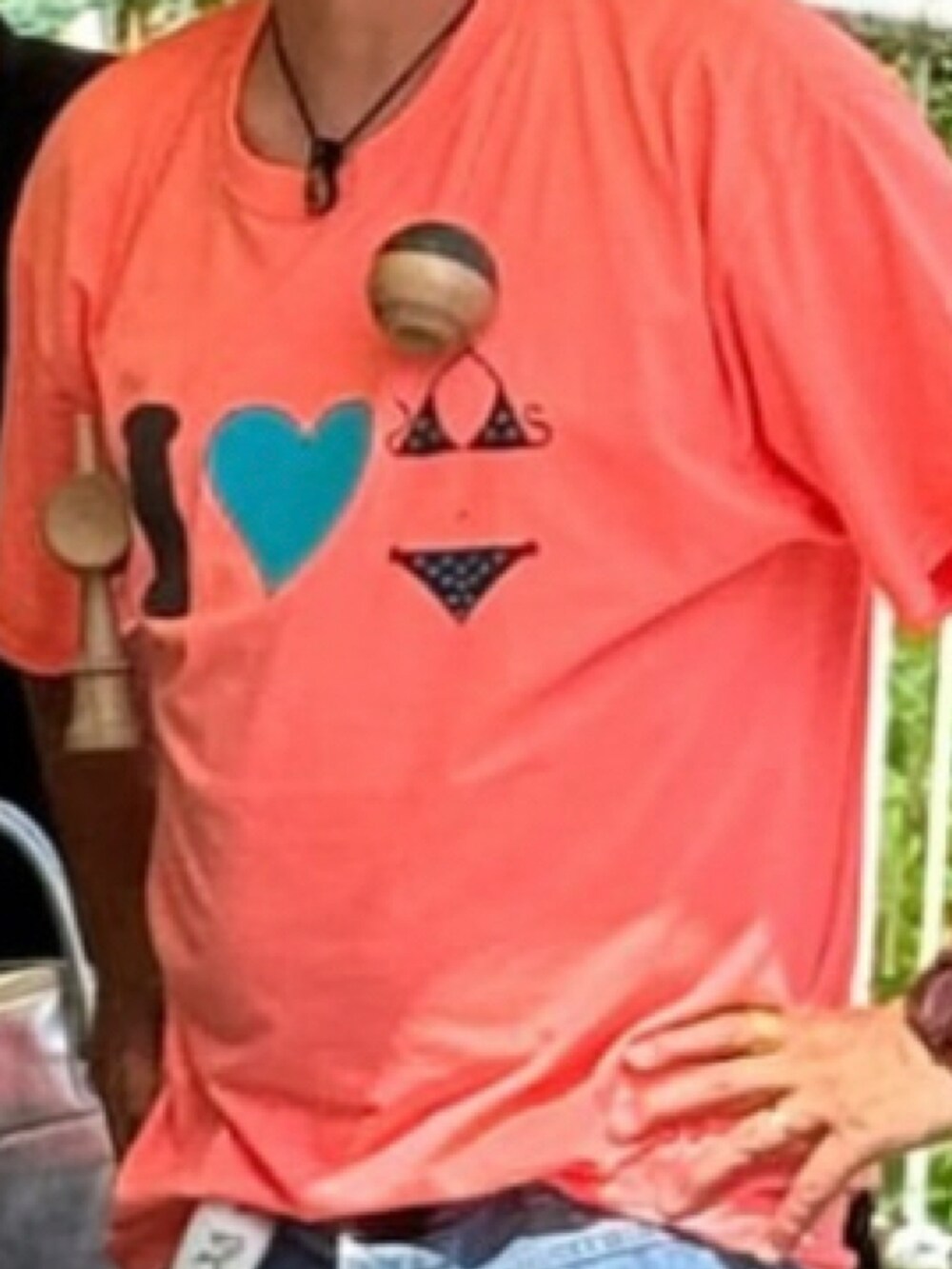 ブルー系のデニムパンツ、ピンク系のTシャツ/カットソー、その他のスニーカーを着用したメンズの夏コーディネートの2枚目の写真