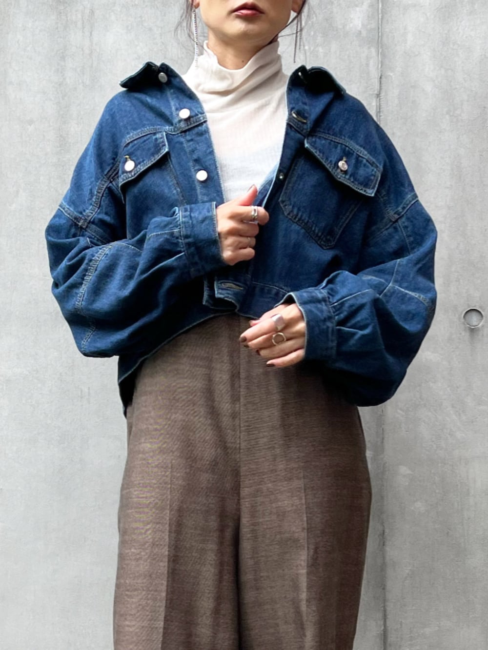 「デニム、Gジャン、デニムジャケット、大人カジュアル、秋服準備はじめました、ビッグシルエット、ハイウエスト、ショート丈トップス、サロペット、スニーカー、コンバース」｜「y/m by Yukieのクロップド丈デニムジャケット（デニムジャケット、ブルー系）」を使った、Yukieさん（レディース・166cm）の夏コーディネートの5枚目の写真