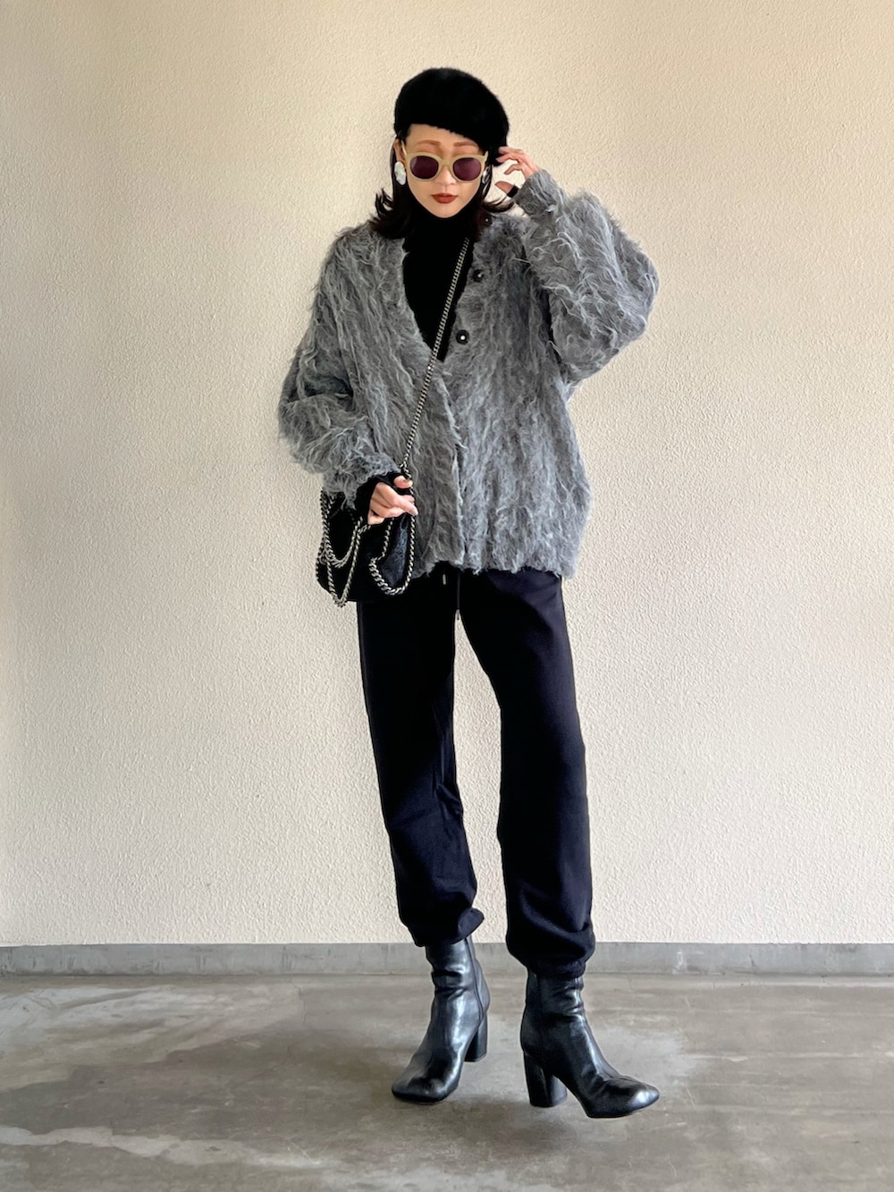 「モノトーン、シャギーニット、カーディガン、ユニクロ、ベレー帽、休日コーデ」｜「Emma Taylorのシャギーニットオーバーカーディガン（カーディガン/ボレロ、グレー系）」を使った、Yukieさん（骨格ナチュラル・レディース・166cm）の冬コーディネートの4枚目の写真