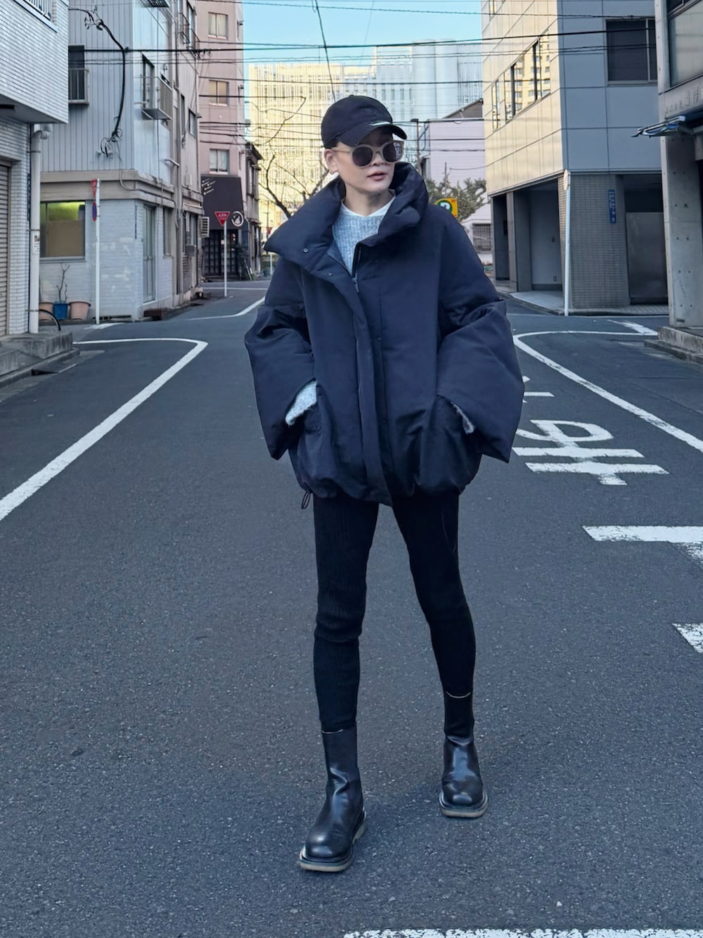 「ストリート、大人カジュアル、ユニクロ、メンズライク、リブレギンス、キャップ、ブーツ、ブラックコーデ、モノトーン」｜「UNIQLOJのアイテム（ダウンジャケット/コート、ブラック系）」を使った、Yukieさん（骨格ナチュラル・レディース・166cm）の冬コーディネートの4枚目の写真