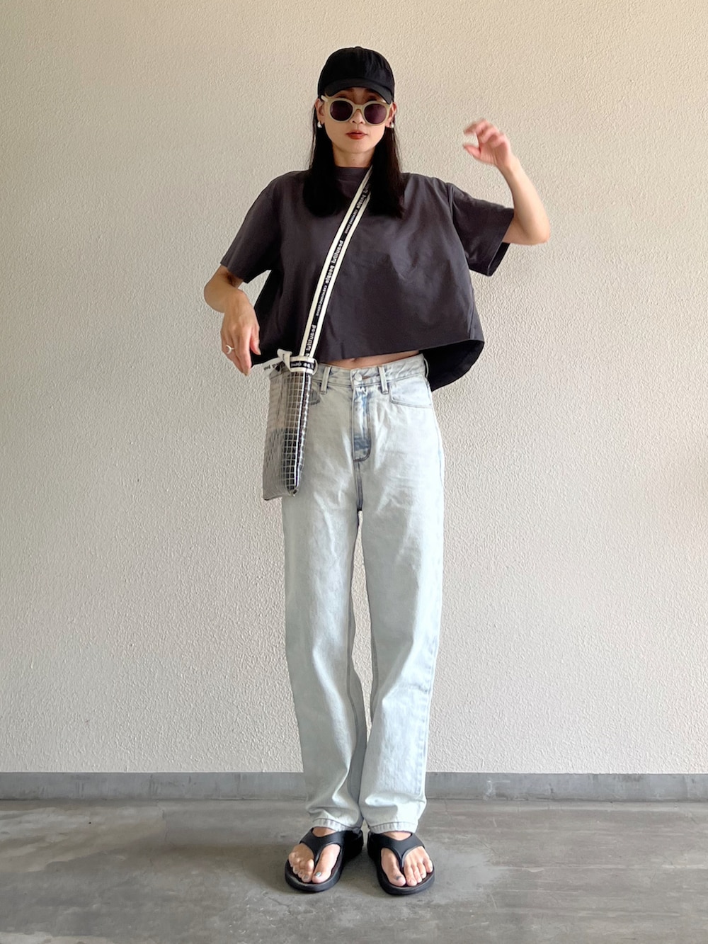グレー系のTシャツ/カットソー、ブルー系のデニムパンツ、ブラック系のサンダルを着用したレディースの夏コーディネートの5枚目の写真