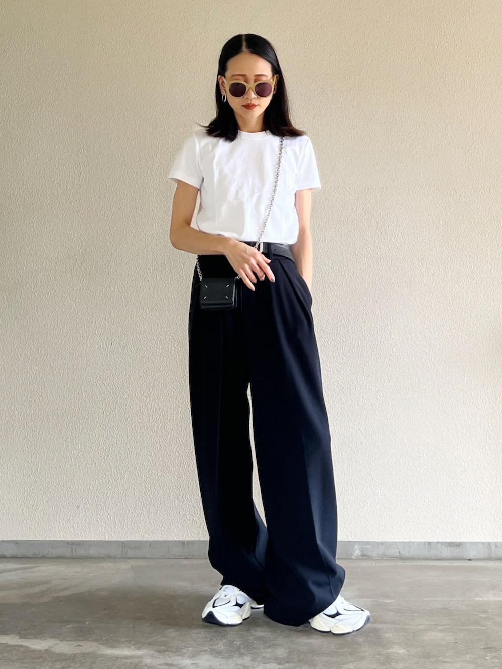 ブラック系のその他パンツ、ホワイト系のスニーカー、ホワイト系のTシャツ/カットソーを着用したレディースの夏コーディネートの2枚目の写真