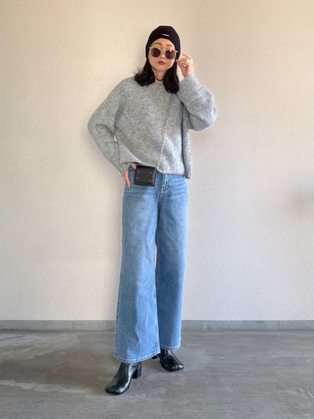 ブルー系のデニムパンツ、グレー系のニット/セーターを着用したレディースの冬コーディネートの3枚目の写真