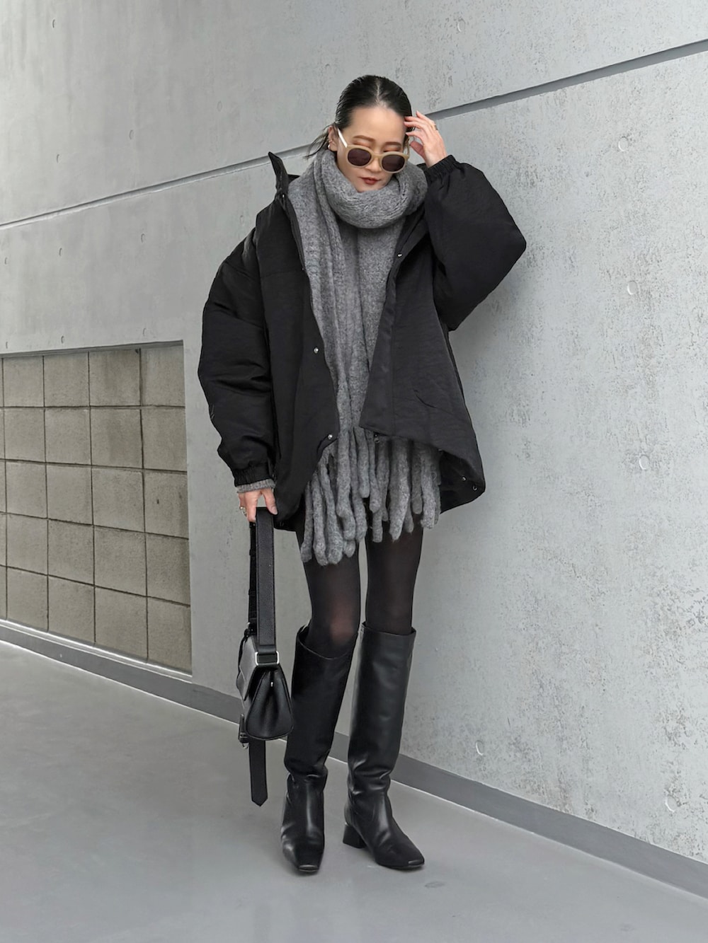 ブラック系のブルゾン、ブラック系のショルダーバッグを着用したレディースの冬コーディネートの3枚目の写真