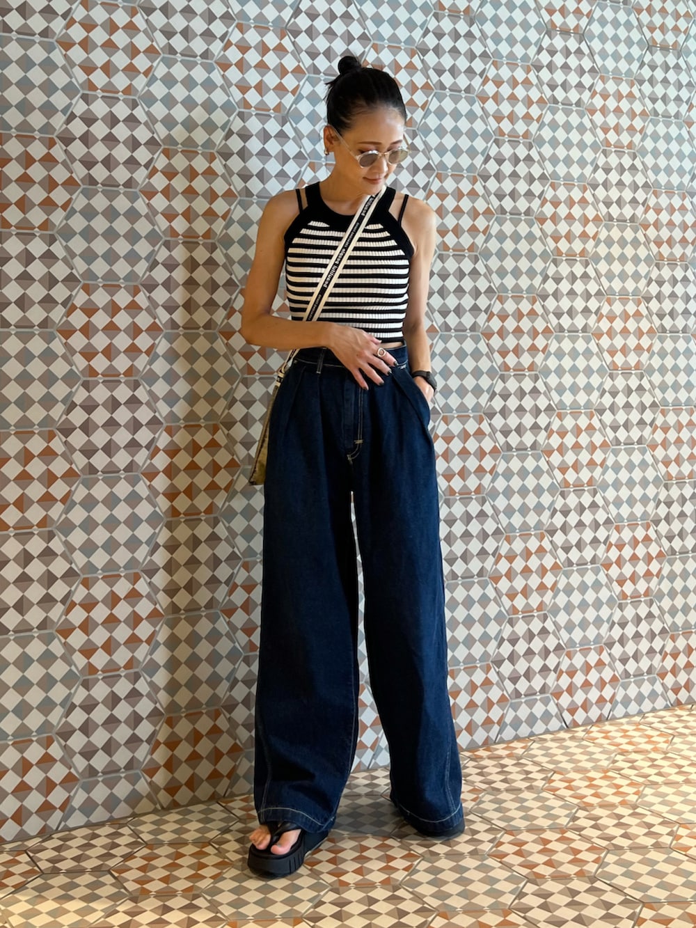 「大人カジュアル、ショート丈トップス、デニム、ワイドパンツ、ボーダー、おでかけコーデ、フェススタイル」｜「THE YOnのアメスリリブニットタンクトップ（タンクトップ、ブラック系）」を使った、Yukieさん（骨格ナチュラル・レディース・166cm）の夏コーディネートの3枚目の写真